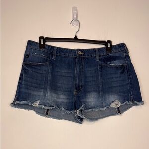 KanCan High Rise Frayed Hem 2.5in Short. Size 32.